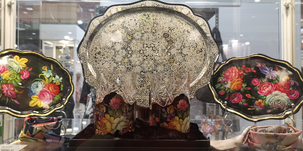 Жостово. Оказывается не только посуда, но и подстаканники, платки и другое