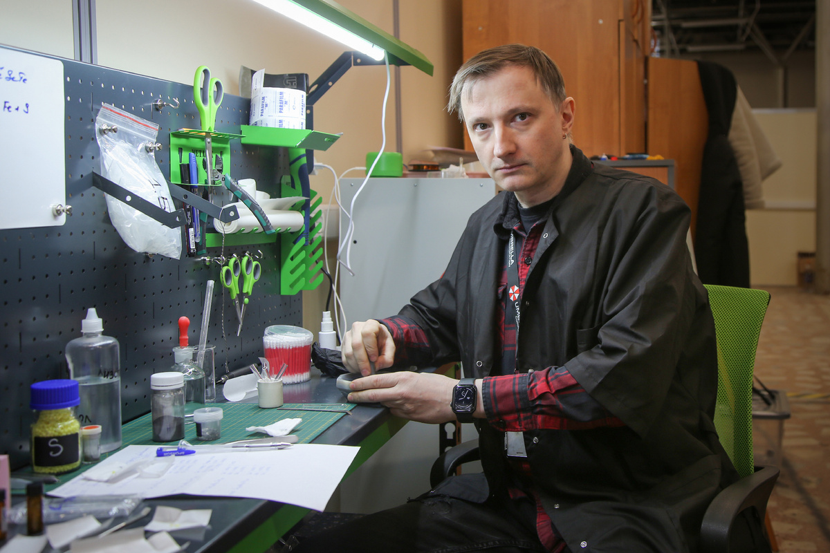 Дмитрий Александрович Чареев в лаборатории высокотемпературного синтеза неорганических материалов ГУД