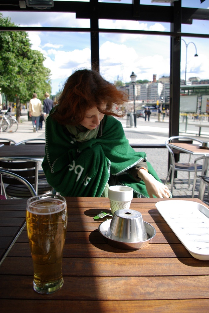 на самом деле у меня там от северного ветра в июне разыгралась невралгия, которую я панически приняла за сердце - поэтому я там с зелёным чаем сижу...