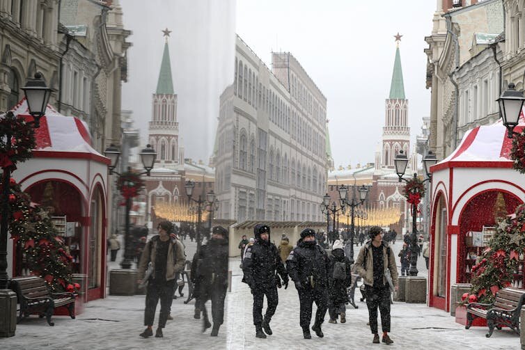 Российская полиция патрулирует территорию возле Кремля в Москве, Россия.