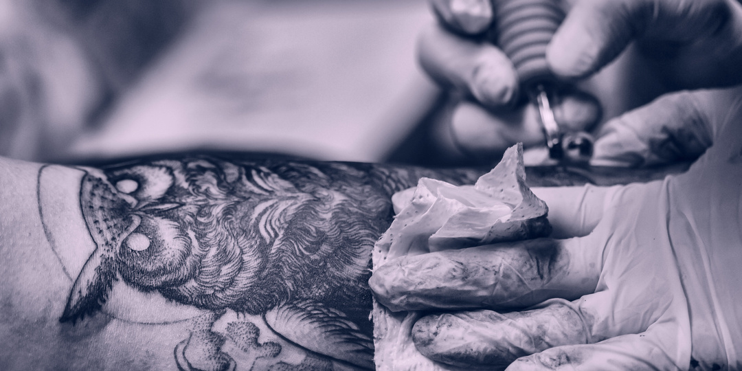 Белым цветом всегда больнее?: отвечаем на главный вопрос о татуировках