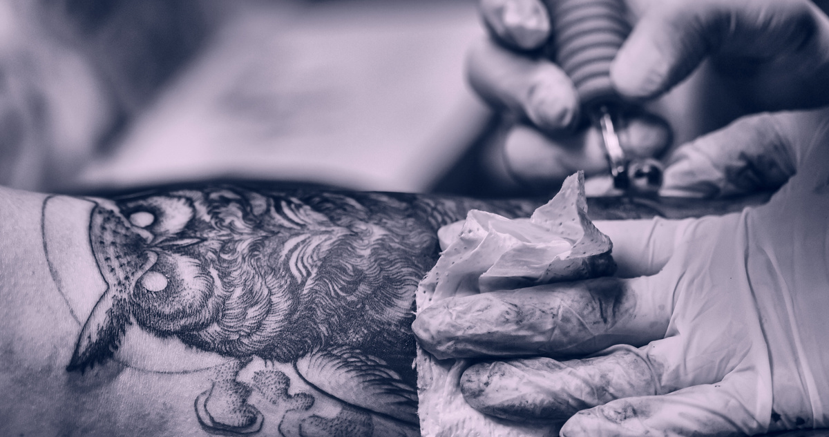 Нанесение тату.