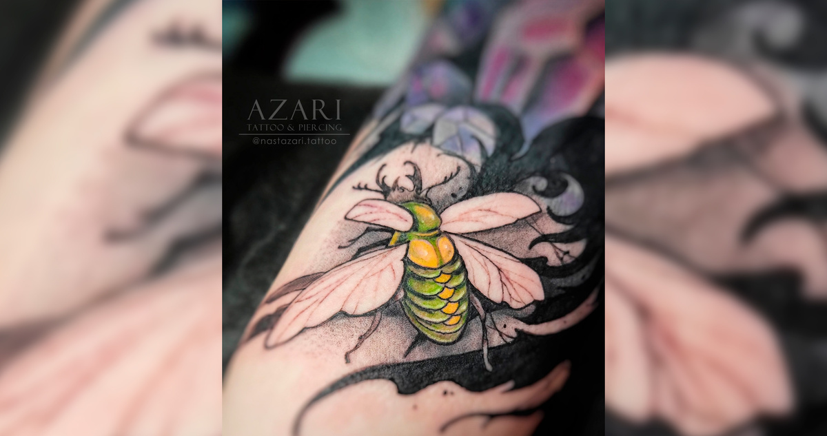 Тату с ярким цветным жуком. Мастер: Анастасия Азари.