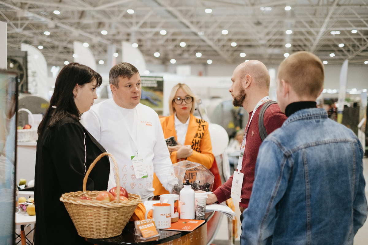 Важность агрохранилищ в аграрном бизнесе.
Агрохранилища играют важнейшую роль в современном агробизнесе. Они обеспечивают сохранность урожая, что критически важно для стабильности и доходности аграрных предприятий. Современные технологии хранения помогают не только продлить срок хранения продукции, но и существенно улучшить её качество, предотвратив порчу и потери. Компания "Магнус Агро" активно занимается проектированием и строительством агрохранилищ, предлагая своим партнерам надежные и высокотехнологичные решения для хранения сельхозпродукции.

Участие "MAGNUS AGRO" в выставке Fruit Trade.
На выставке Fruit Trade компания "MAGNUS AGRO" представила инновационные подходы к строительству агрохранилищ, которые соответствуют самым современным требованиям рынка. Мы продемонстрировали технологии, позволяющие создавать эффективные, энергоэкономичные и экологичные комплексы для хранения фруктов, ягод и винограда. Эти решения оптимизируют процессы хранения и обеспечивают максимальную сохранность урожая в условиях различных климатических и эксплуатационных факторов.

Компания активно внедряет передовые методики проектирования и строительства, включая использование автоматизированных систем для контроля температуры и влажности, что позволяет поддерживать оптимальные условия для хранения продукции на протяжении всего периода хранения.

Инновации и передовые технологии
В рамках выставки Fruit Trade "MAGNUS AGRO" также представила инновации, которые были внедрены в процессе строительства агрохранилищ. Использование автоматизированных систем для мониторинга и управления хранилищами позволяет значительно повысить эффективность работы и снизить затраты на энергоресурсы. Мы также предложили решения для улучшения качества хранения продукции, такие как технологии по созданию регулируемой атмосферы, что позволяет дольше сохранять свежесть фруктов и ягод.

