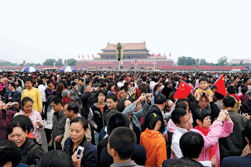 Источник: https://cdn.britannica.com/12/149012-050-DE7876BF/People-National-Day-Beijing-Tiananmen-Square.jpg