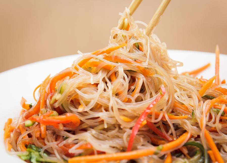 Рецепт салата из фунчозы это очень вкусная закуска. Рецепт этого салата очень прост в приготовлении. Этот салат порадует как родных и близких дома так будет очень вкусной закуской на праздничном столе.
Ингредиенты: