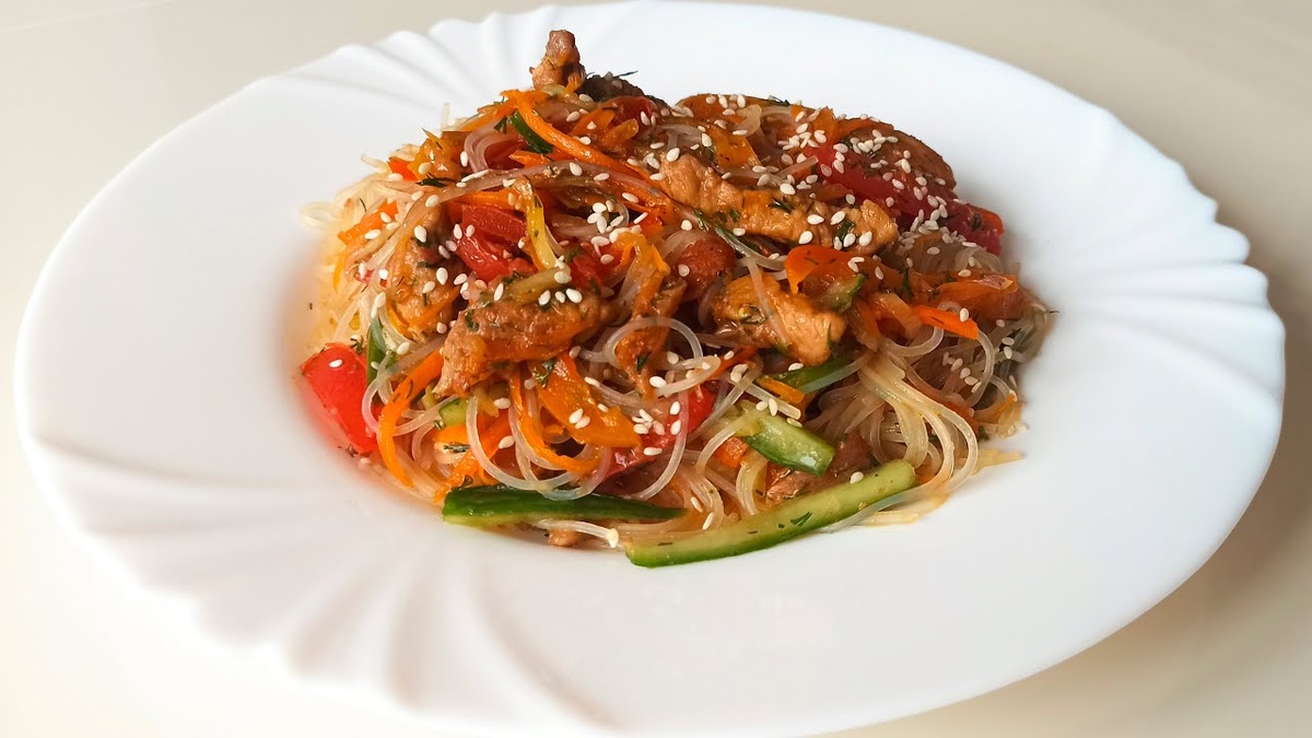 Способ приготовления: В первую очередь обжариваем мясо до готовности,лучше всего подходит говядина, мясо курицы и свинина тоже подойдет! Как обжарила,накрываю мясо тарелкой(пусть оно дойдет)Берем нашу рисовую лапшу и заливаем ее кипятком. Даем постаять минут пять потом откидываем на дуршлаг и промываем под холодной водой.

Грибы режим и обжариваем до готовности.

Морковь трем на терке для моркови по корейски. Болгарский перец режим соломкой. Наши овощи помещаем к грибам и тушим 2 минуты не больше, что бы овощи остались сырые. Берем огурцы и режим их соломкой.
Перемешиваем фунчозу с овощами. Добавляем уксус, красный перец, порублен
Рецепт салата из фунчозы это очень вкусная закуска. Рецепт этого салата очень прост в приготовлении. Этот салат порадует как родных и близких дома так будет очень вкусной закуской на праздничном столе.


Приятного аппетита! Подписывайтесь на канал и ставьте лайк


