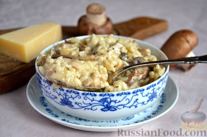 рис круглозерный, куриные окорочка, шампиньоны, лук репчатый, чеснок, сливки, сыр твёрдый, масло оливковое, соль, перец чёрный молотый, орегано