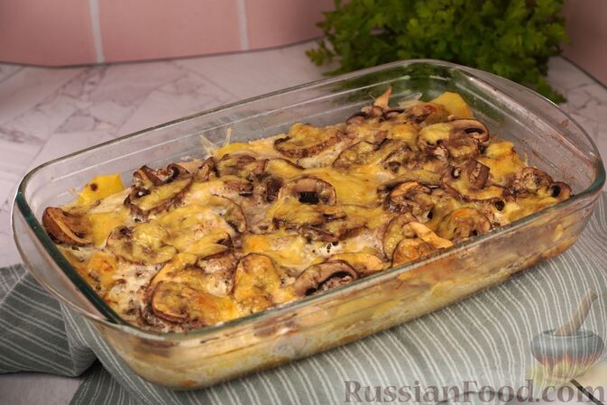 картофель, куриная грудка, шампиньоны, лук репчатый, сыр твёрдый, яйца, молоко, мука, перец чёрный молотый, соль, масло растительное