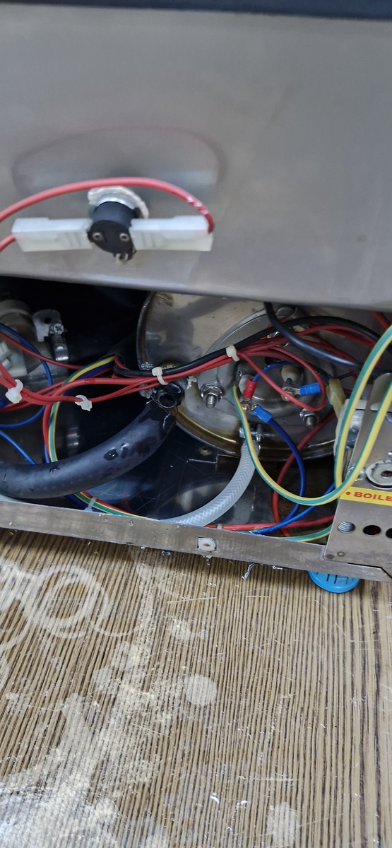 Черный Шланг подачи горячей воды.