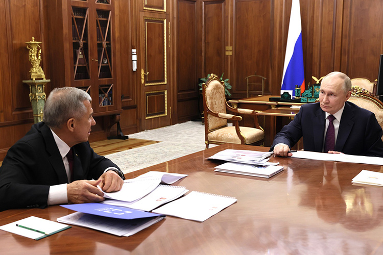    На прием раис РТ принес 6 альбомов, книгу о саммите БРИКС и папочку с логотипом «Ростеха».   
Фото: rais.tatarstan.ru