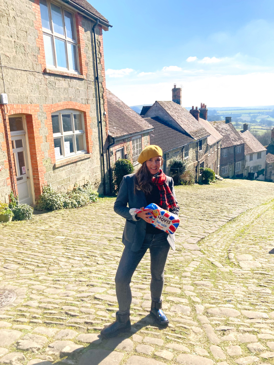 На самой верхней точке улицы «Золотой холм». В руках у меня современная упаковка хлеба фирмы «Ховис». Фотография из личного архива. 