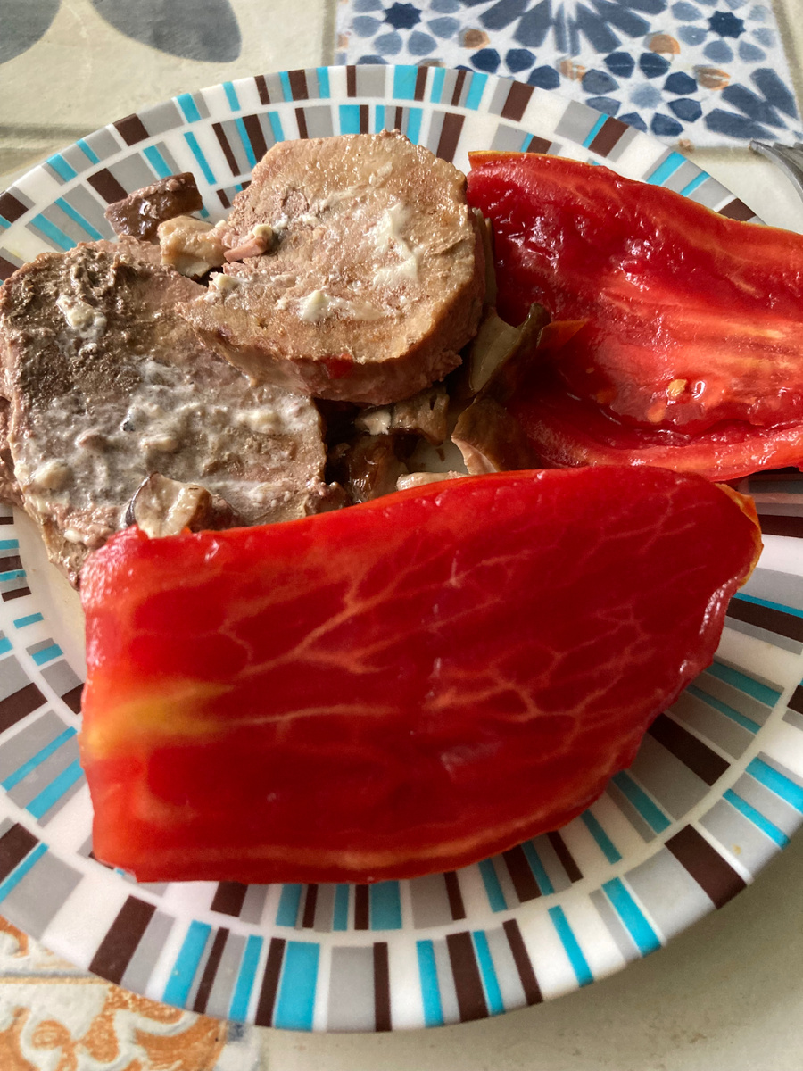 Тушеное мясо с маринованными томатами, фото автора.