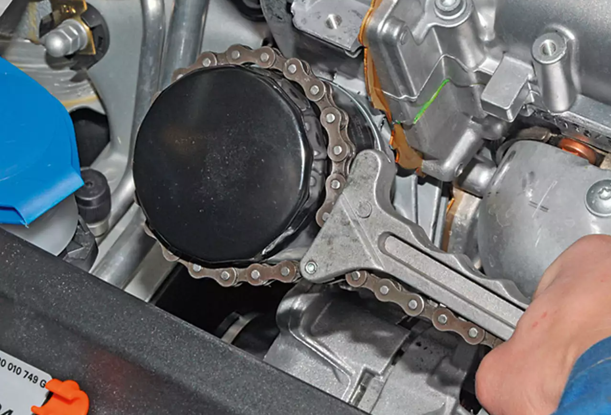 Съемником ослабляем затяжку масляного фильтра, повернув его против часовой стрелки.