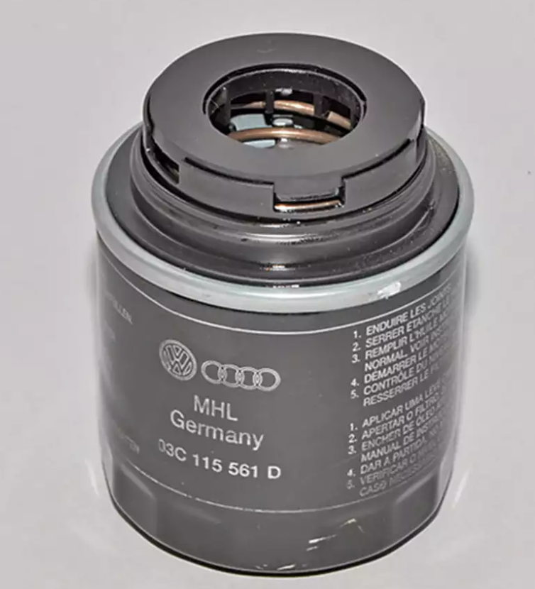 Наносим тонкий слой моторного масла на уплотнительное кольцо нового фильтра.