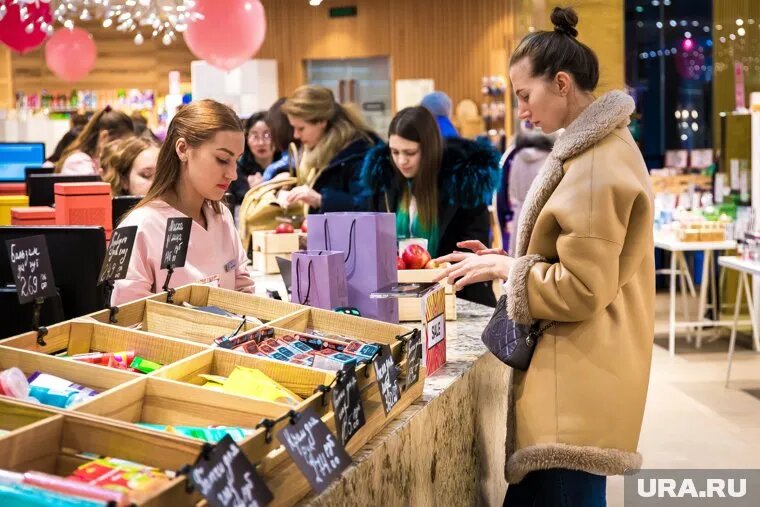 Автомат будет стоять в магазине в ближайшие три дня. Фото: Наталья Чернохатова © URA.RU