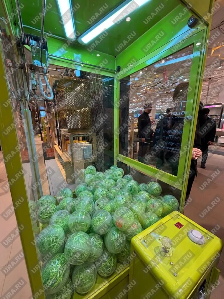 Автомат можно найти лишь в торговом центре на Малышева. Фото: Артем Нилов © URA.RU