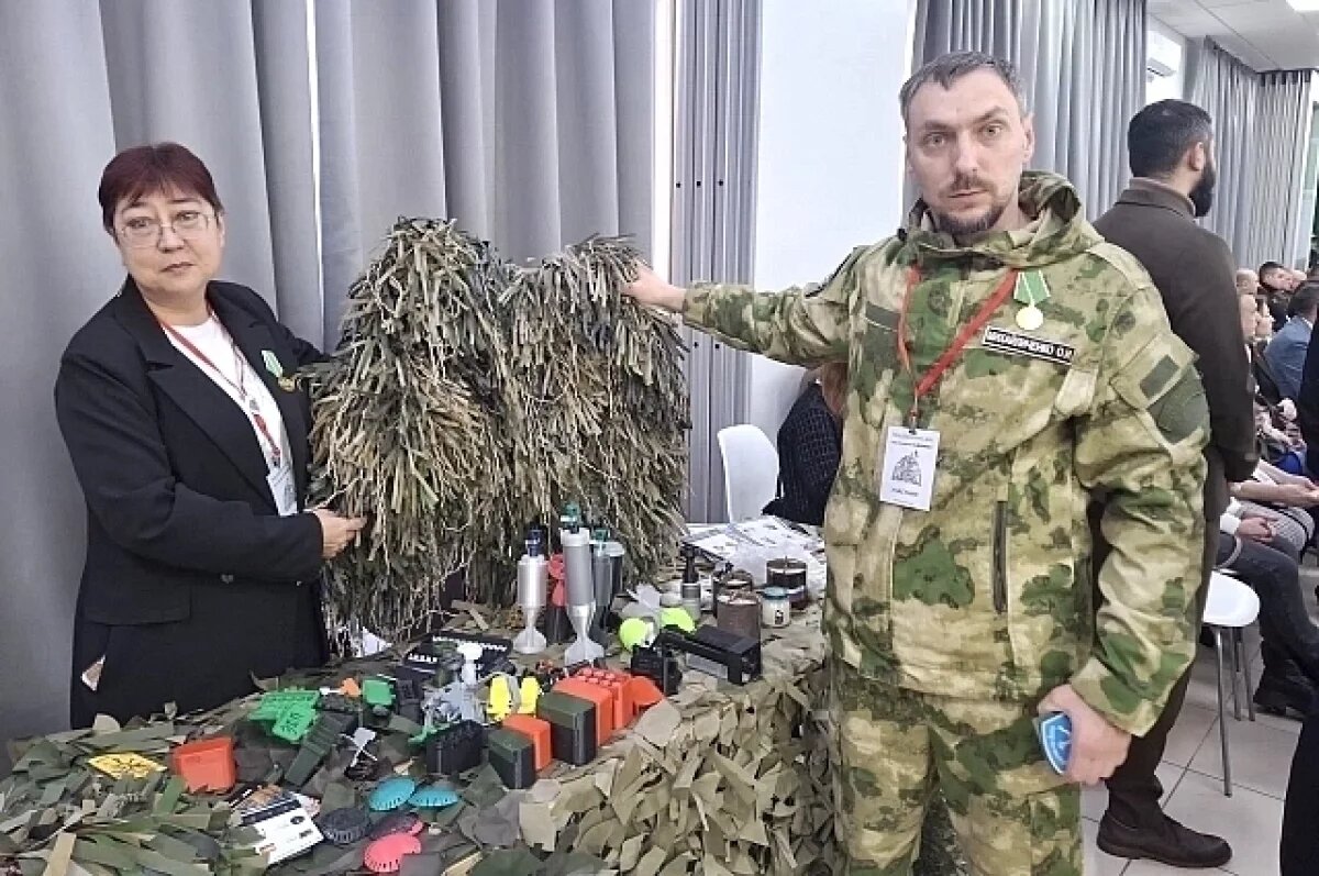    Военные волонтёры.