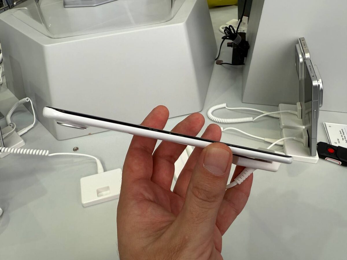    Стенд TECNO на MWC 2025: очень тонкий смартфон, множество новых технологий и гаджетов