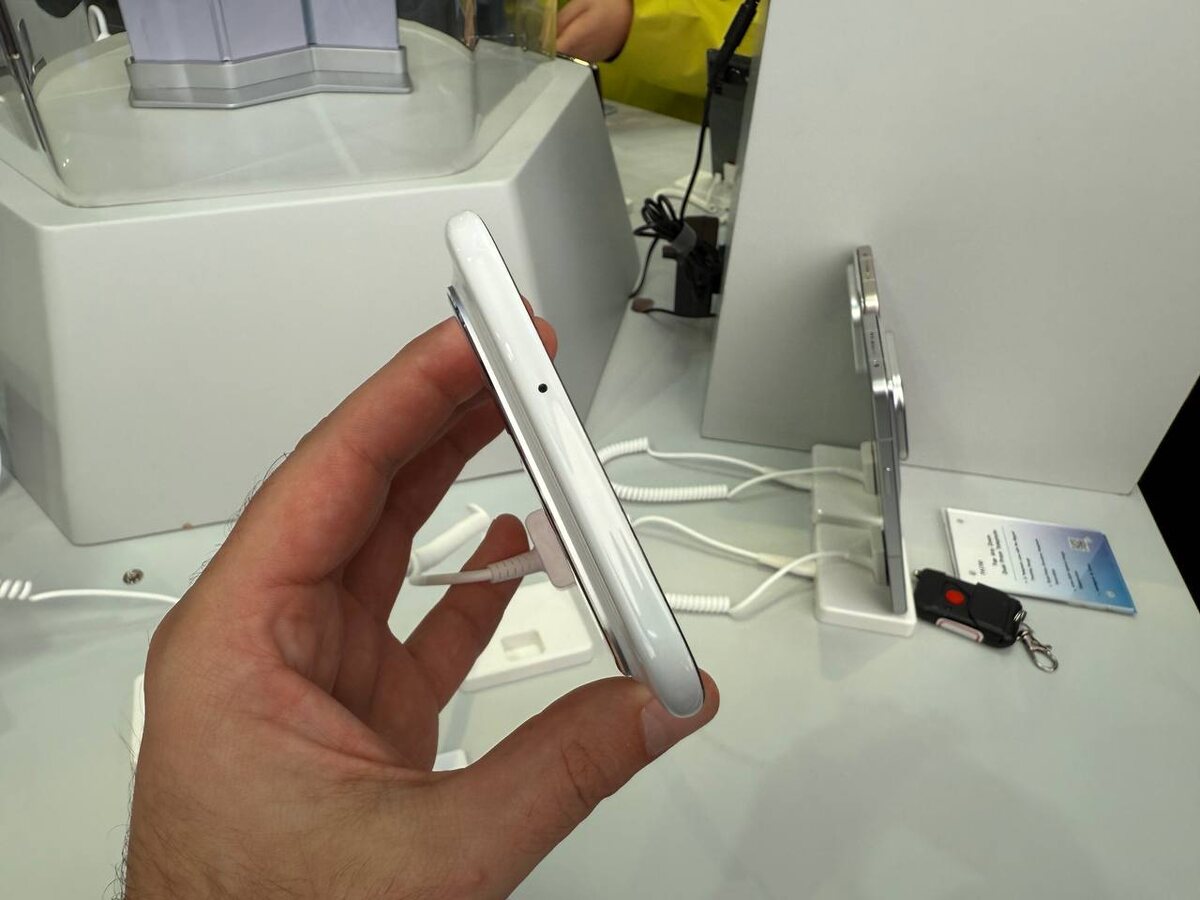    Стенд TECNO на MWC 2025: очень тонкий смартфон, множество новых технологий и гаджетов