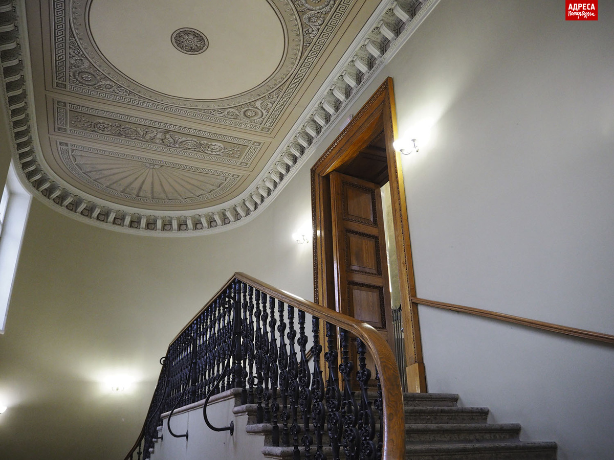 Парадная лестница, ведущая в ротонду бывшей Голландской церкви. Фотография Сабии Джанакаевой.