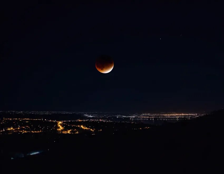 14 марта 2025 года землян ждет Кровавая Луна. Фото: ask.chadgpt.ru