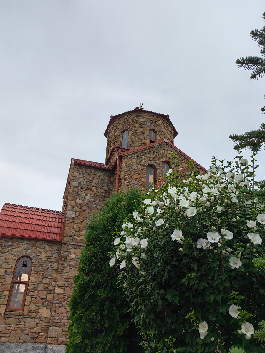 Часовня Успения пресвятой Богородицы. Потрясающе красивое цветение гибискуса (думаю, что это именно он. В моих широтах такая южная экзотика на улицах не произрастает)