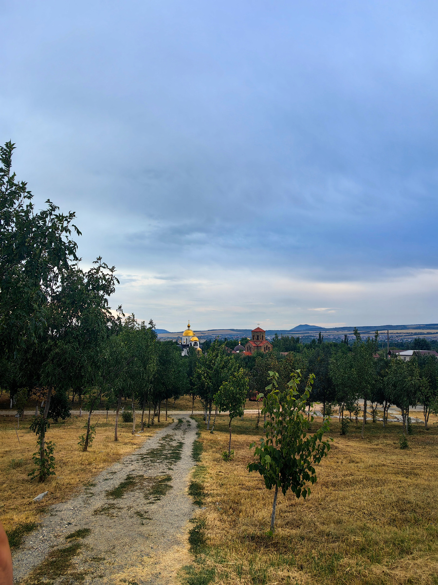 Предгорья Кавказа, золотые купола среди зелени молодых деревьев. Здесь действительно красиво, и, как-то умиротворяюще, что ли...