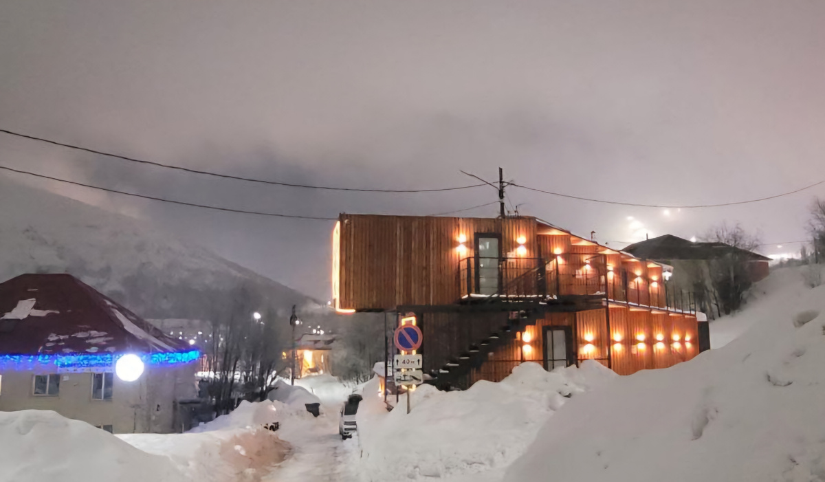 Наш отель (справа)