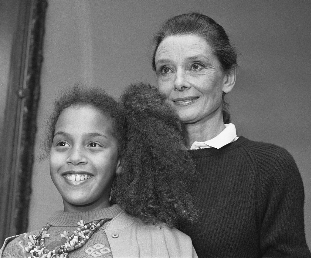 Хепберн получает Международную премию Дэнни Кея для детей ЮНИСЕФ в 1989 году.