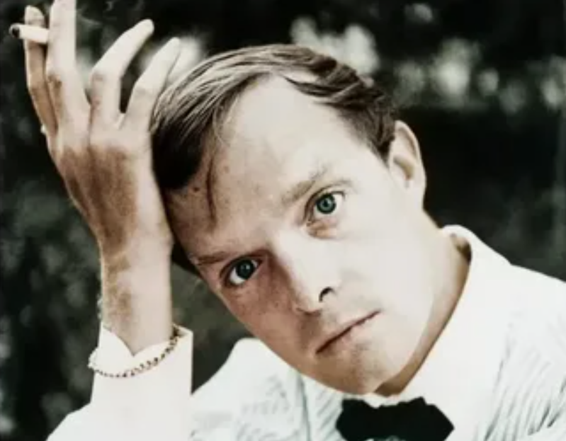 Последние десятилетия жизни Капоте почти ничего не писал, лишь тиражируя в масс-медиа все тот же образ: якобы случайно захваченный врасплох камерой, писатель "замышляет" шедевр