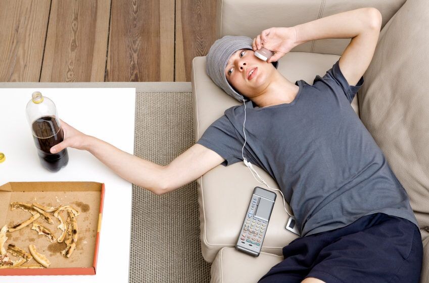 Вот примерный образ жизни большинства современных парней-подростков в районе 15-17 лет. Да что уж там говорить, и старше большинство не далеко ушло. А есть экземпляры и в 30-40 лет, которые после работы и по выходным усердно занимаются подобным делом и думают почему у них всё еще ипотека, кредиты, нет финподушки и всё время винят в этом кого-то вокруг.