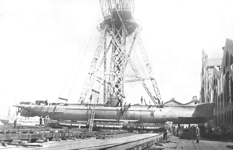 Спуск на воду на германской верфи «Германия» («Germaniawerft») с помощью крана
подводной лодки «Карп», строившейся по заказу России