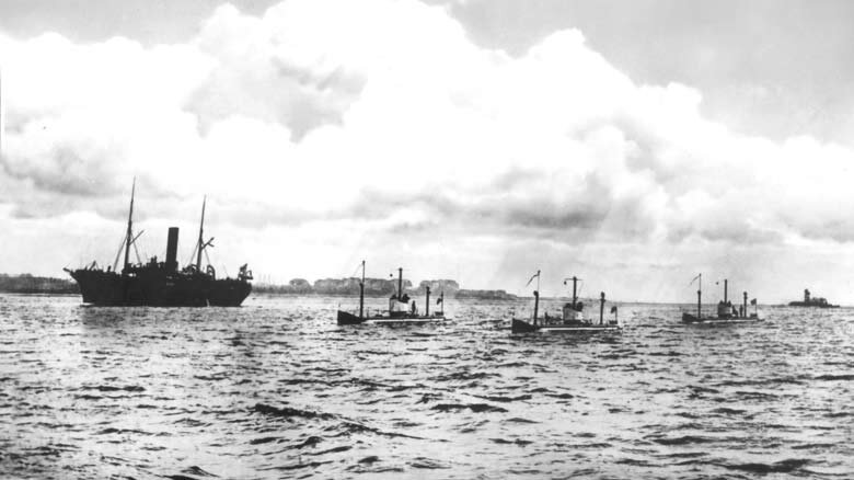 Подводные лодки «Карп», Карась» и «Камбала» в сопровождении транспорта
«Хабаровск» (крайний слева) во время перехода из Киля в Либаву. 1907 год