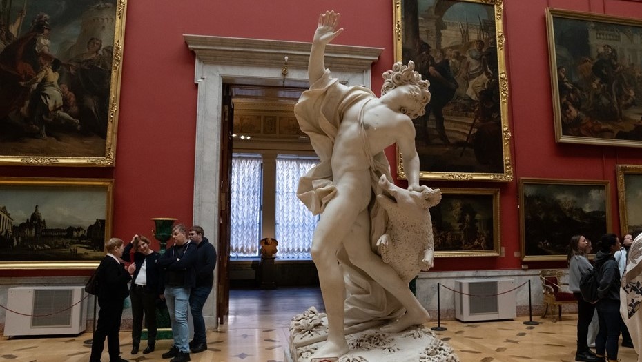    Эрмитаж. Посетители осматривают картины и скульптуру. Зал музея. Автор фото: Михаил Тихонов/ДП