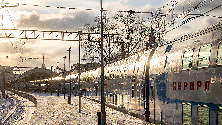 "Аврора" отъезжает (или подъезжает) с Ленинградского вокзала в Москве. Не сфотографировала поезд снаружи, поэтому источник фото - сайт РЖД.