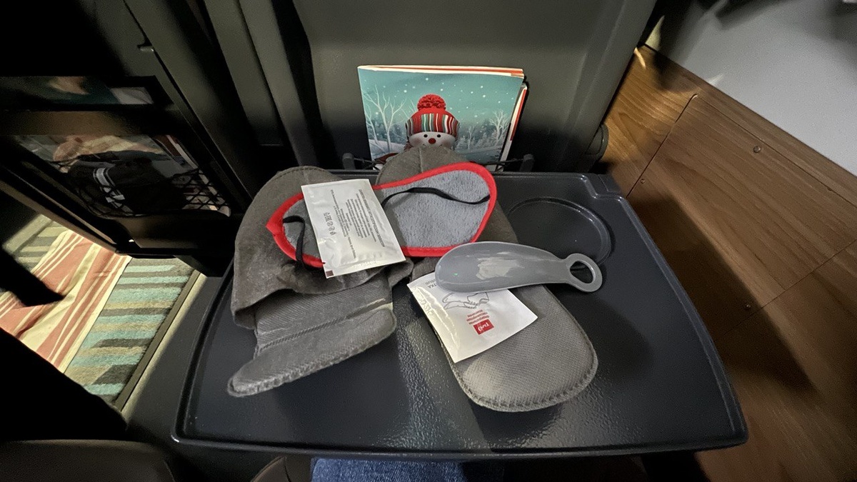 Приятный комплемент – в кармане кресла для каждого пассажира предусмотрен небольшой индивидуальный трэвел-набор