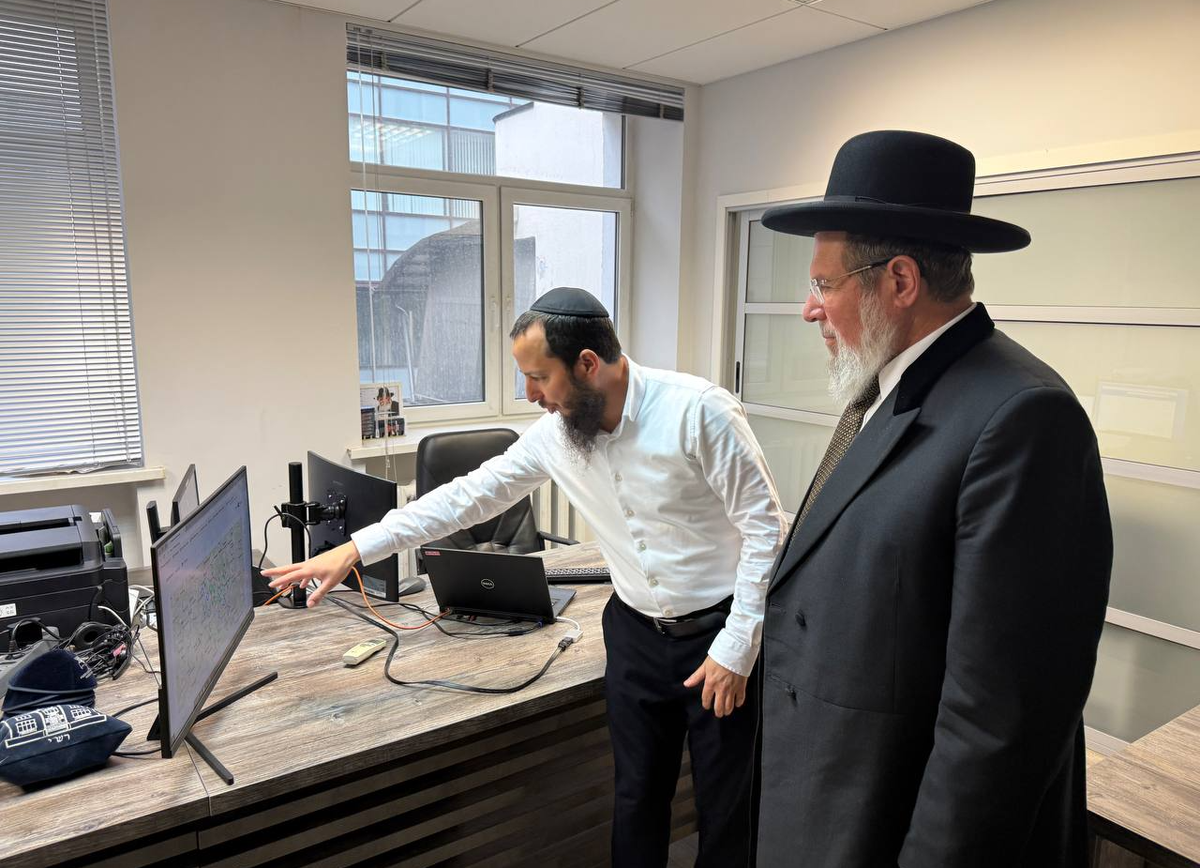 Р. Шнеур Гальперин показывает Главному Раввину Израиля р. Калману Беру компьютерную систему данных московской общины. Фото: Mevaser tov