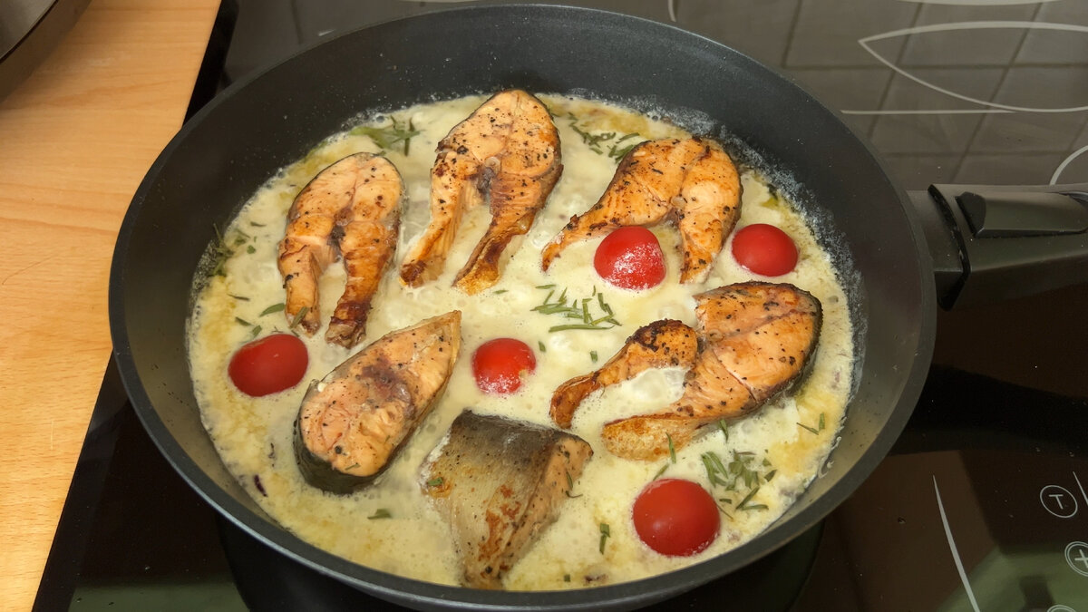 Горбуша входит в список самых полезных рыб, имеющих красное мясо. При условиях неправильного приготовления она может получиться достаточно сухой и невкусной. Следующие рецепты помогут приготовить ее сочной и нежной. Готовые блюда рекомендуется подавать к столу с салатом, или же картофельным пюре.

