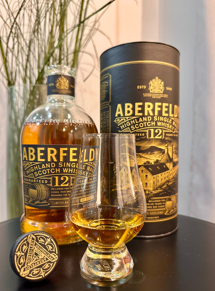 Бутылка и туба выглядят стильно и красиво.