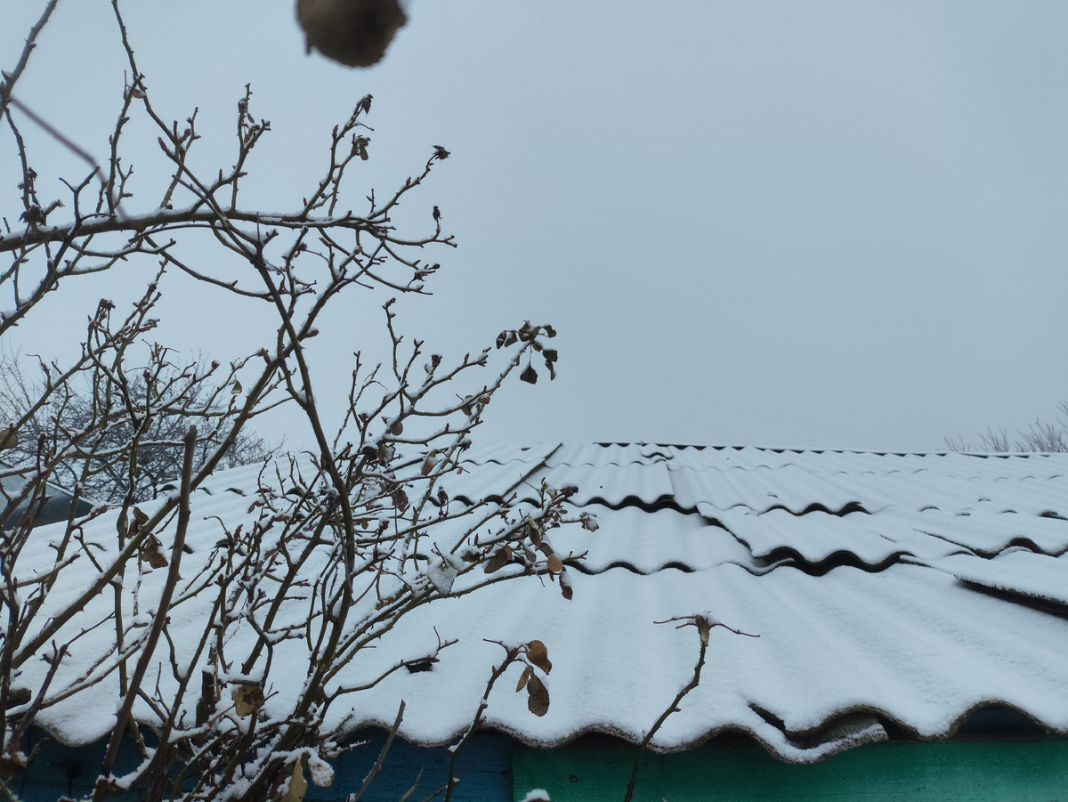 И на крышах снег лежит