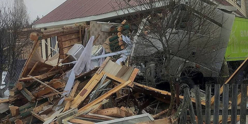 Гркзовик въехал в угол дома. фото: картинки яндекс.а