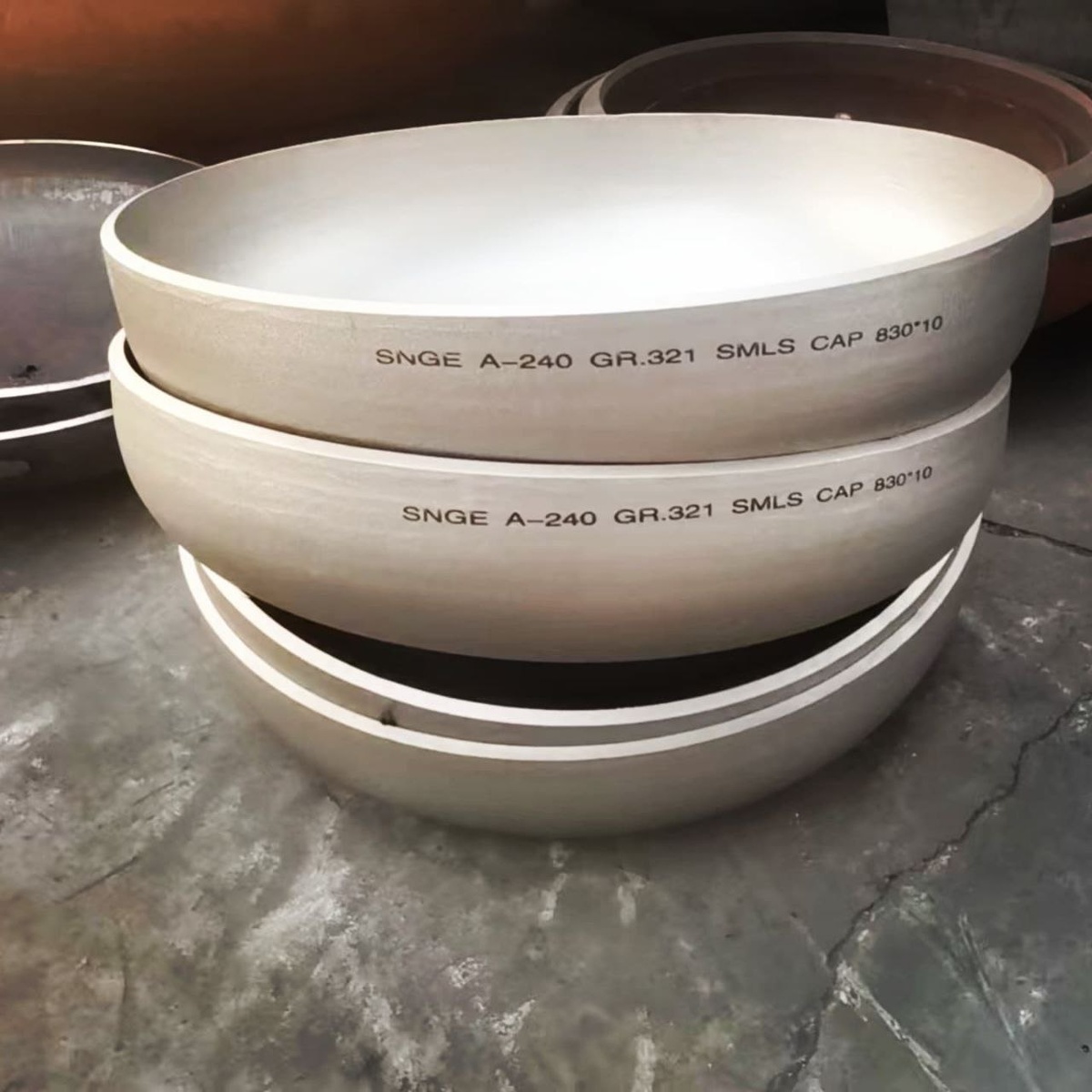 Произвели для заказчика нестандартные днища  размером  830х10 из импортной стали А-240 GR.321  в количестве всего 4 шт.