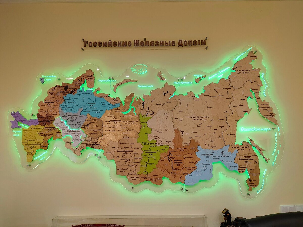 Карта России с нанесением желенодорожных путей, изготовлена по индивиуадльному заказу. 