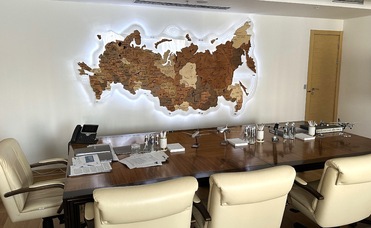 Пример размещения карты России из дерева с подсветкой в переговорной комнате. 