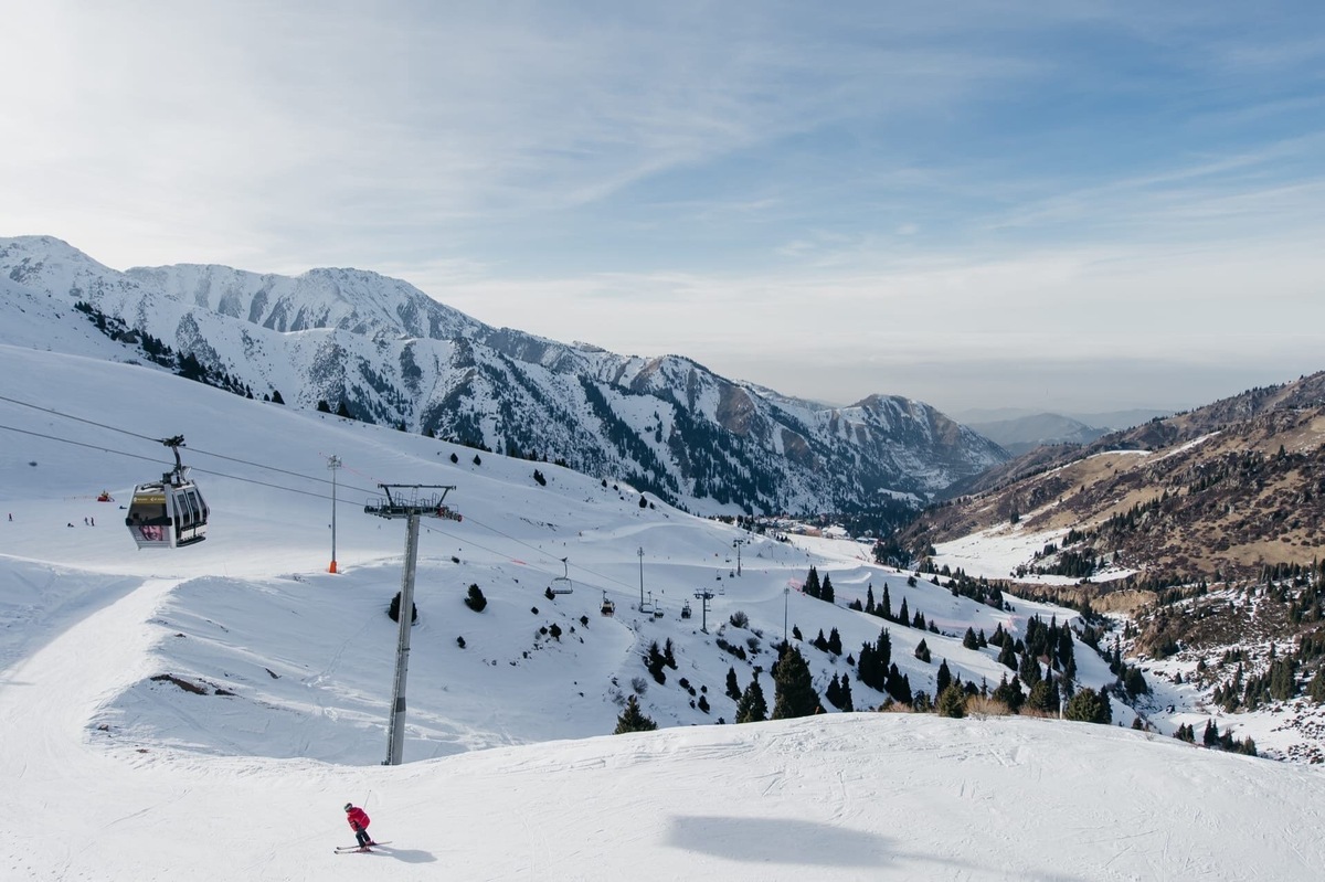 Шымбулакская канатная дорога считается одной из самых протяжённых в мире, её общая длина — 4500 м. До верхней точки можно доехать всего за 30 минут. Фото: Shymbulak Mountain Resort / ВКонтакте