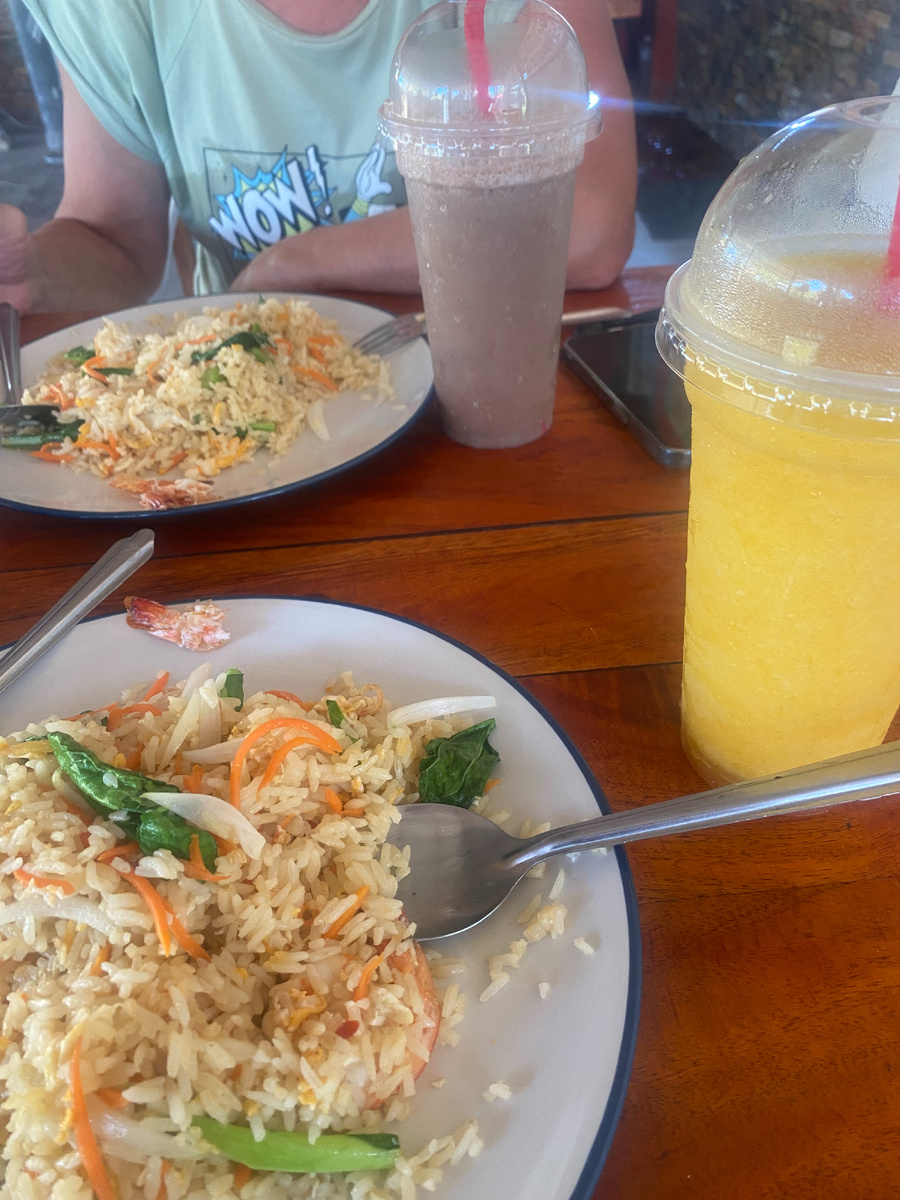 Жаренный рис с морепродуктами (по 80 бат), смузи банан с шоколадом и манго...