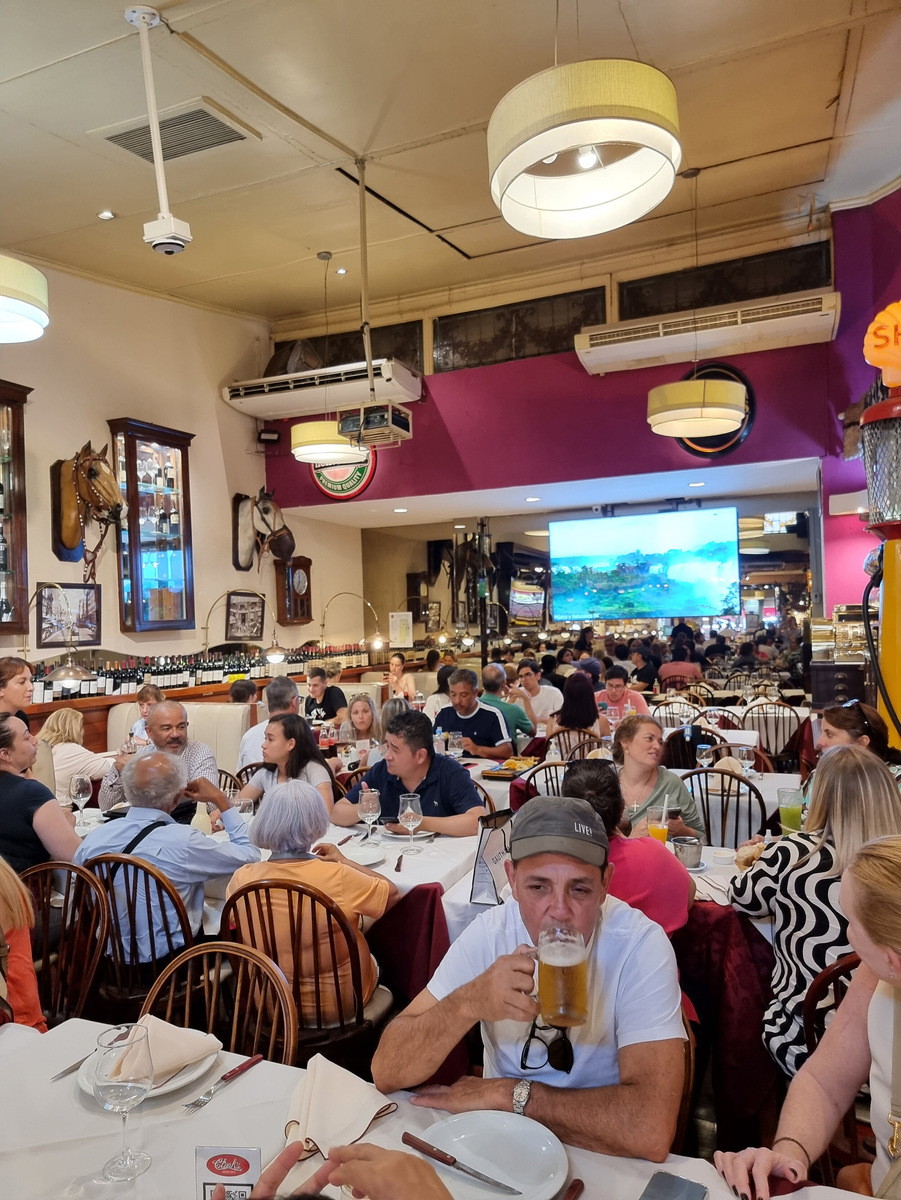 Вот такая обстановочка в ресторане