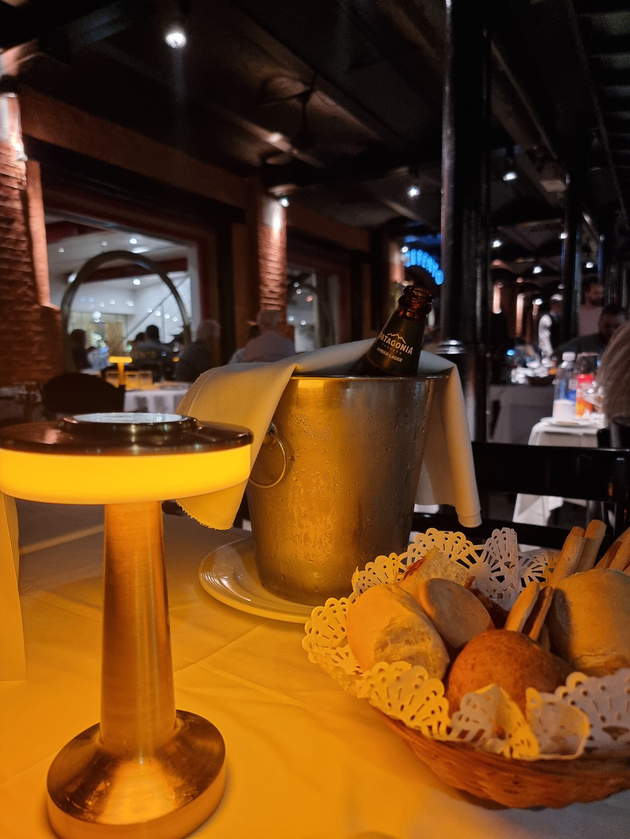 Хочу отметить очень галантное обслуживание. Бутылочку пива поместили в ведёрко со льдом