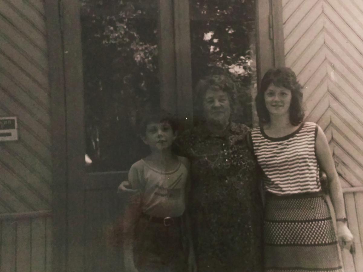 Это мы: брат Сережа, Бабан и я летом 1989 года. Я готовлюсь поступать в Лестех на прикладную математику. 3 года ада и счастья еще впереди!